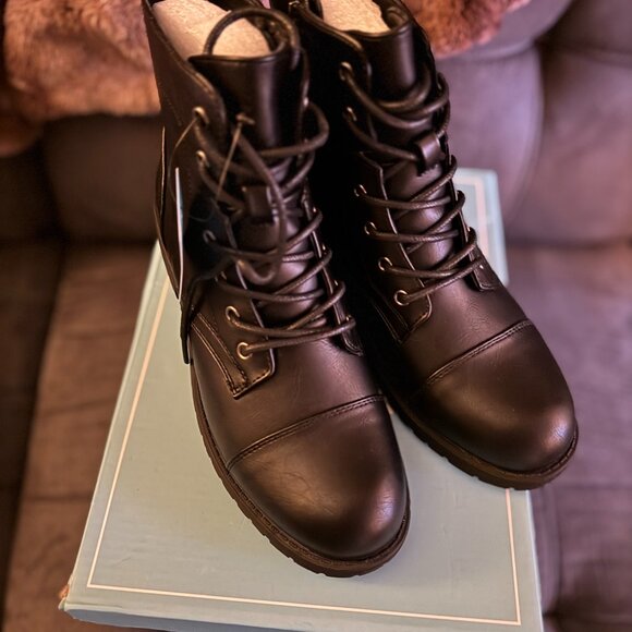 Women's Black Ankle Boots Lace up, Combat Boots Size 7 Never Worn NEW IN BOX - Picture 1 of 6